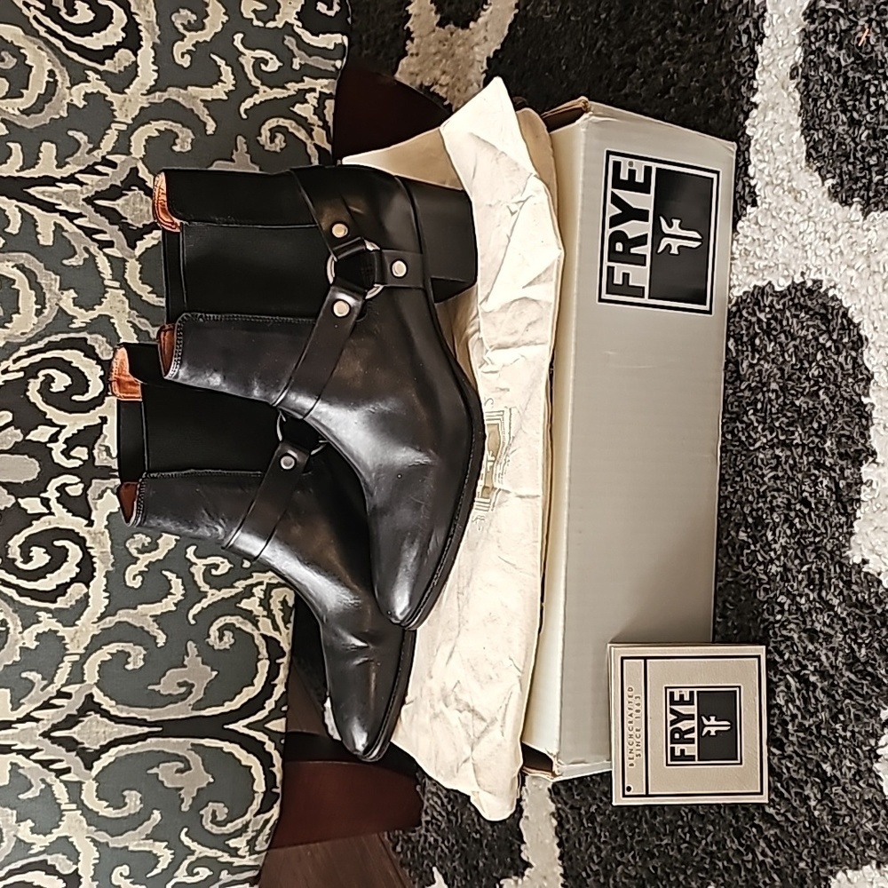 Frye Dara Harness Chelsea black leather ankle boots sz 9 box and dust bag